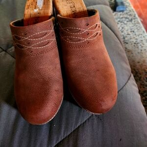 Women's clogs. Size 7. Very cute